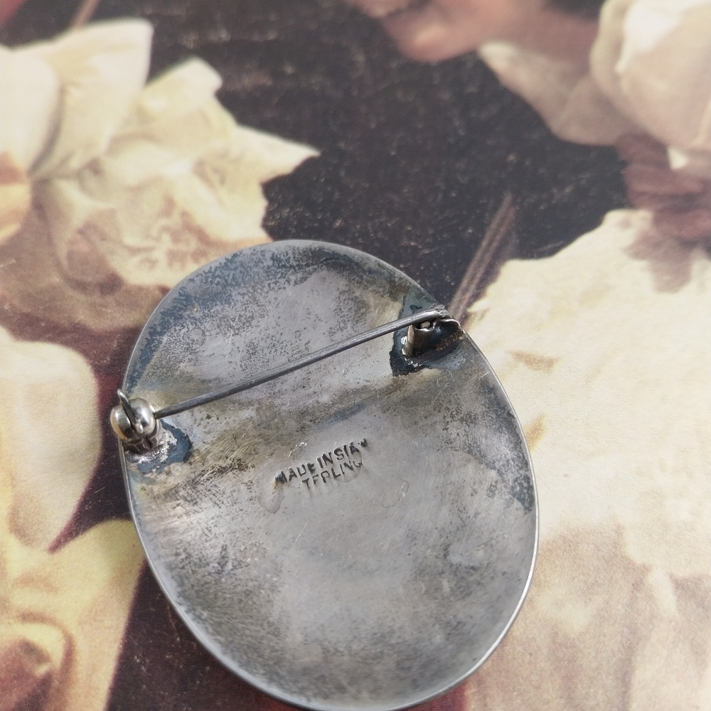 White and Sterling Silver Brooch - Picture 8 of 9